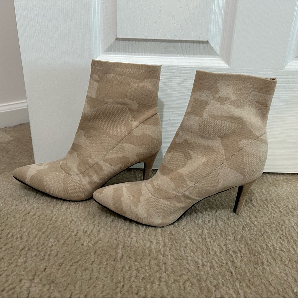 Beige camouflage sock boots